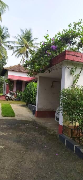 Runnin Airport - Homestay Gurpur Buitenkant foto