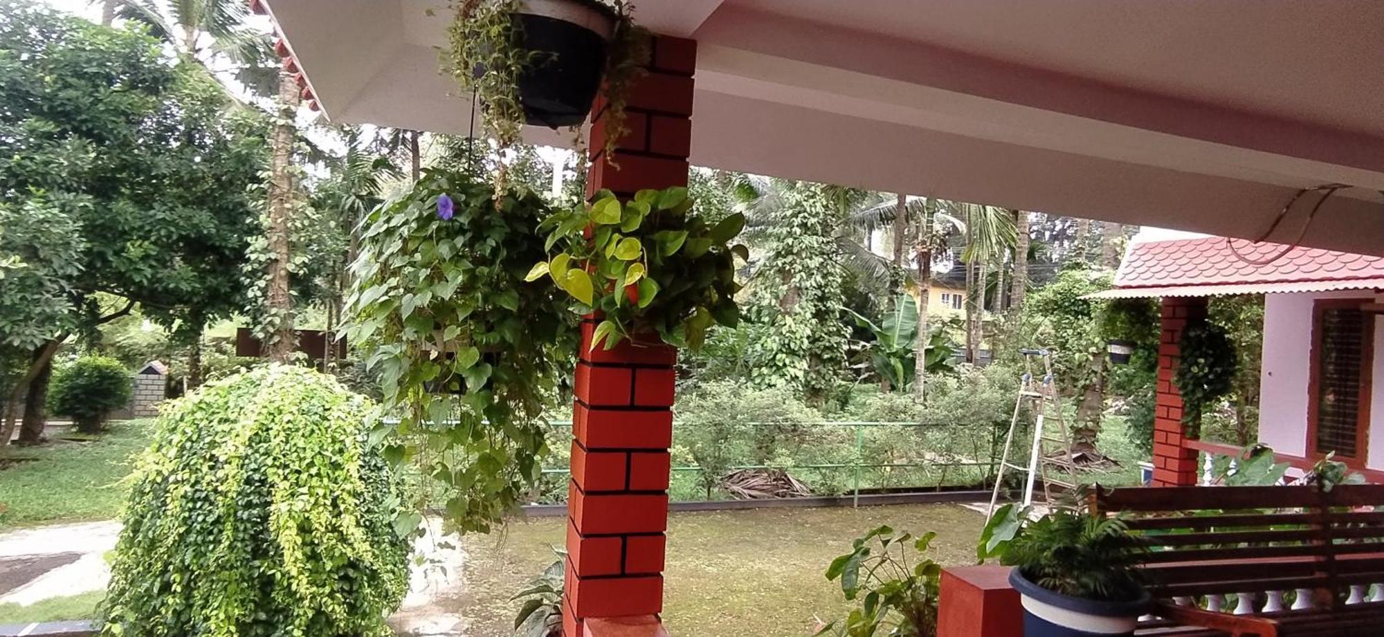 Runnin Airport - Homestay Gurpur Buitenkant foto
