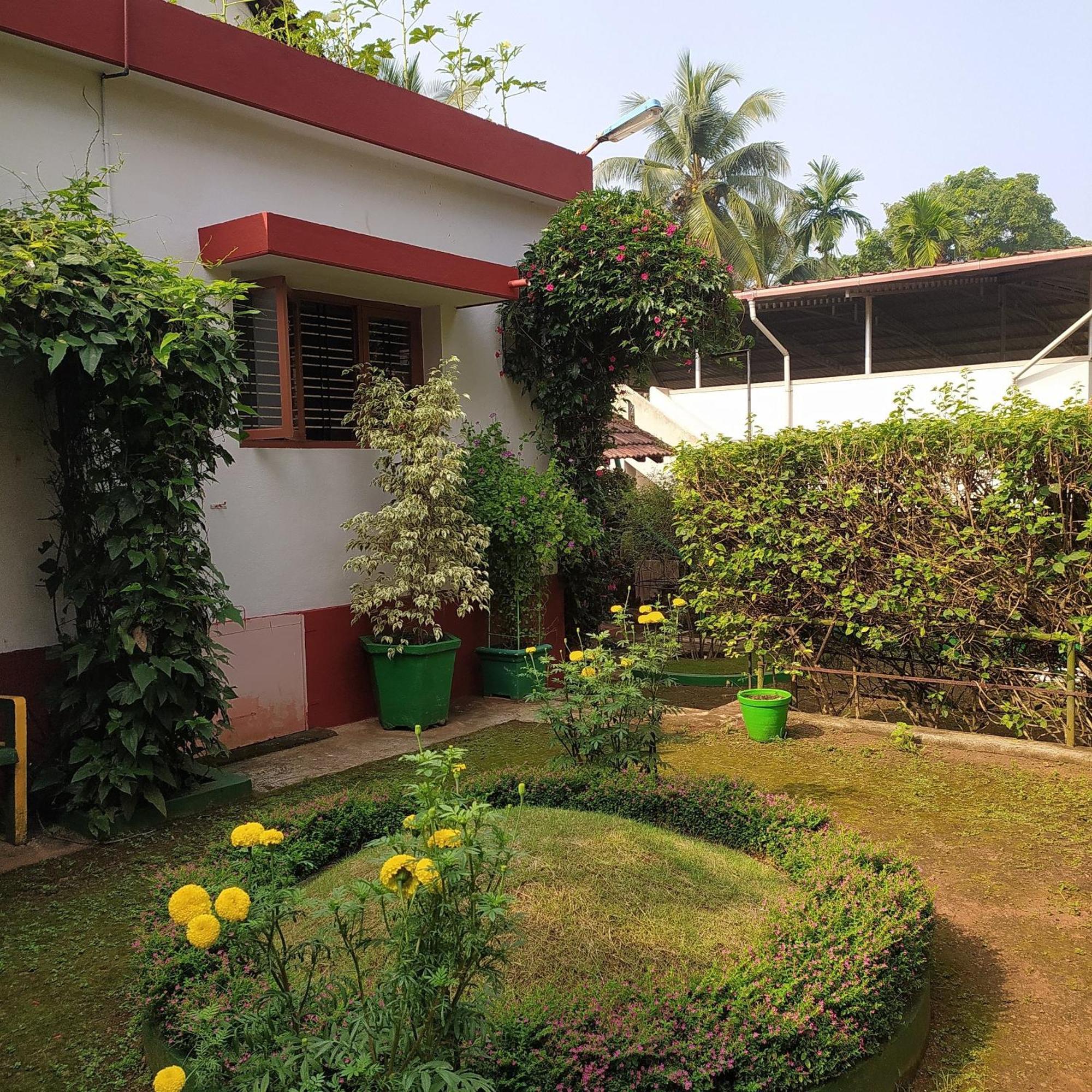 Runnin Airport - Homestay Gurpur Buitenkant foto
